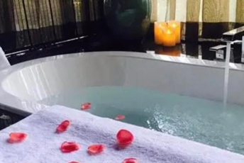 上海嘉定水疗池中的失重冥想：当身体学会漂浮